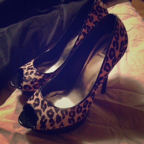 Sexy leopard peep toe pumps. - Picture 1 of 4