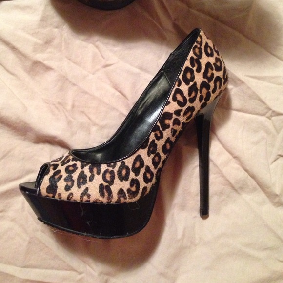 Sexy leopard peep toe pumps. - Picture 2 of 4