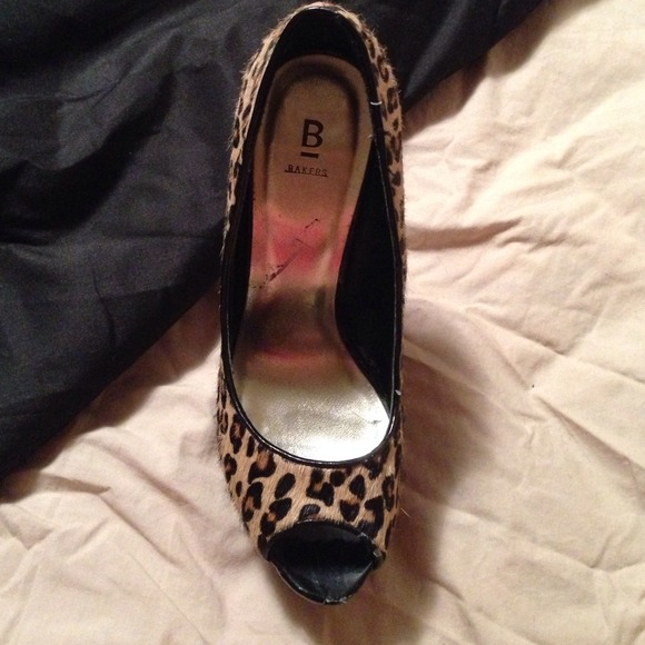 Sexy leopard peep toe pumps. - Picture 3 of 4