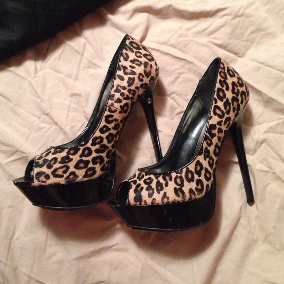 Sexy leopard peep toe pumps. - Picture 4 of 4