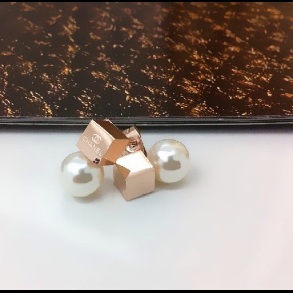 Jewelry - Last pair! Pearly studs.