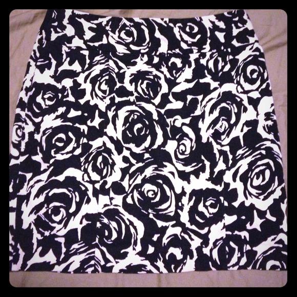Black and white rose patterned mini skirt