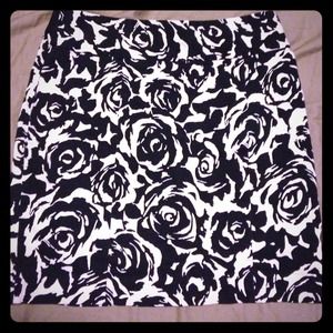 Black and white rose patterned mini skirt