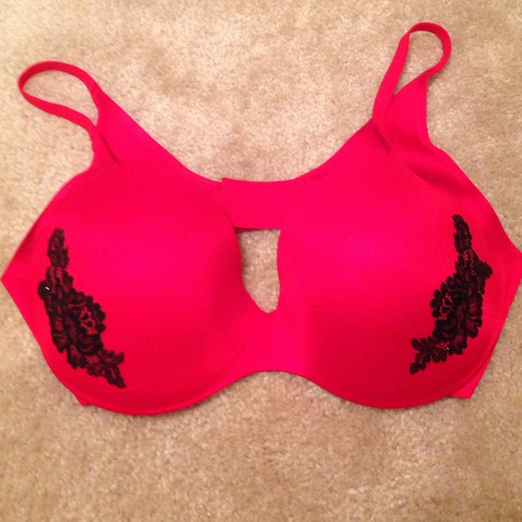 Red Victoria's Secret Bra. - Picture 1 of 3