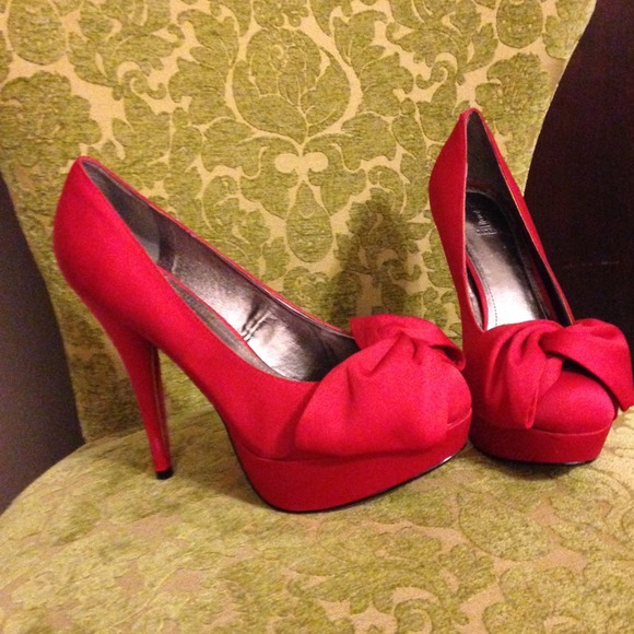 #SOLD# Red Pin-Up Retro Style Heels Size 8.5 - Picture 1 of 2