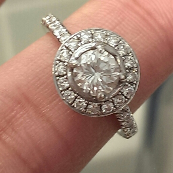 I'm selling a diamond ring - Picture 1 of 1
