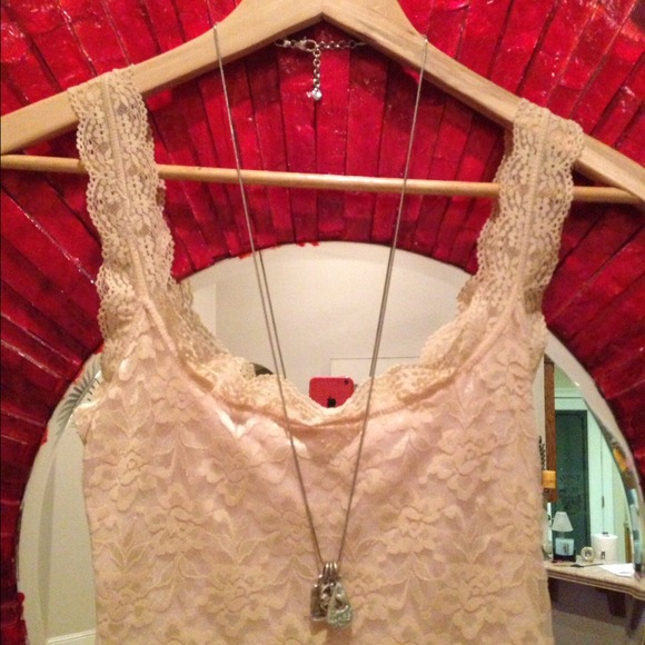 Pretty lace tank top - Picture 2 of 2