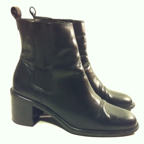 SOLD - VTG Black Leather Chelsea Ankle Boots 7 - Picture 1 of 3