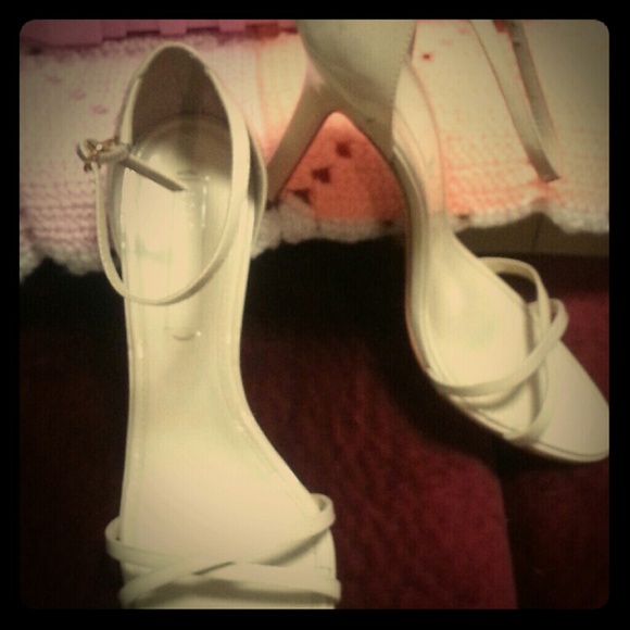 Size six white shoes good for formal occassion - Picture 1 of 1