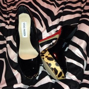 A never worn pair of Steve Madden heels