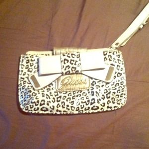 Reduced 🙌🙌Guess cheetah print large wristlet
