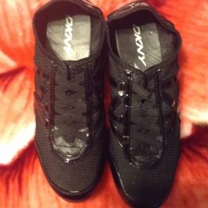Black dkny tennis shoes!!