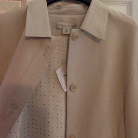 Ladies Trench Coat lined. New never worn XL