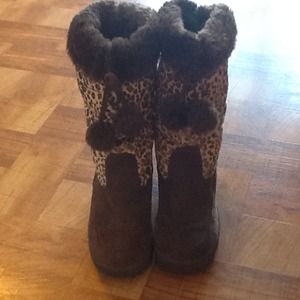 Wedge heel suede boots