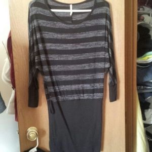 Long tunic. Black and gray striped. 3/4 sleeve.