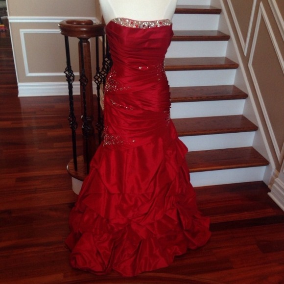 ❗❗❗SOLD ❗❗❗. Red Mermaid Prom Dress - Picture 3 of 3