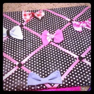 Hair bow.