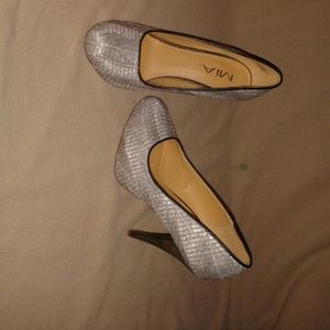 Brand new, never worn, women's size 7 MIA pumps