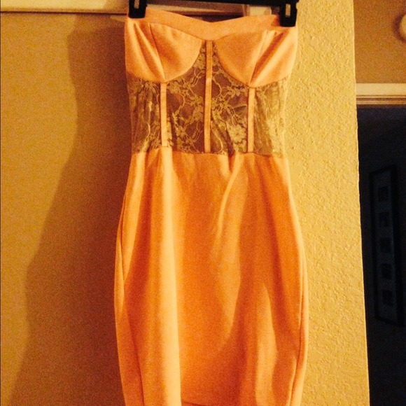 Salmon color nude lace dress (m)