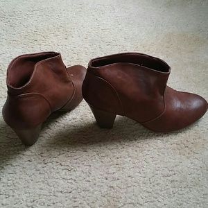 Caramel booties