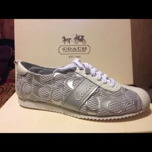 Coach shoes size 8 never worn (brand new)