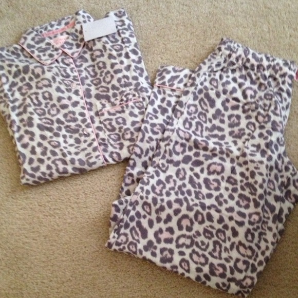 🚫SOLD🚫Victoria secret leopard pjs