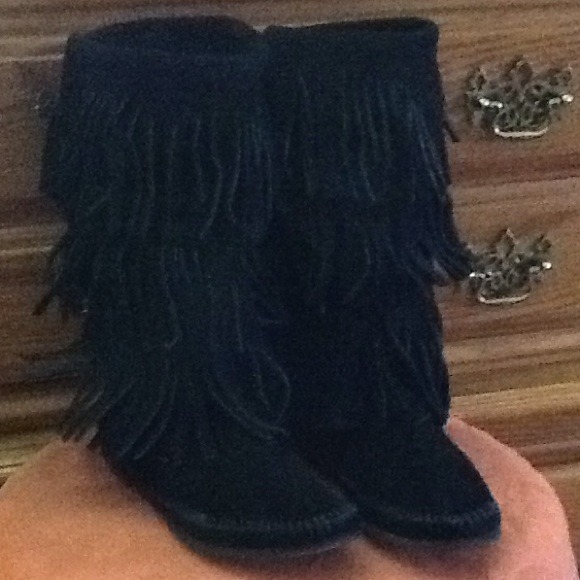 🎉SOLD Minnetonka black fringe boots🎉 - Picture 2 of 4