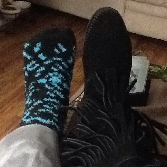 🎉SOLD Minnetonka black fringe boots🎉 - Picture 4 of 4