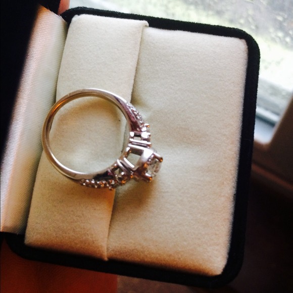 14k white gold 1 1/8 carat round cut diamond ring - Picture 2 of 4