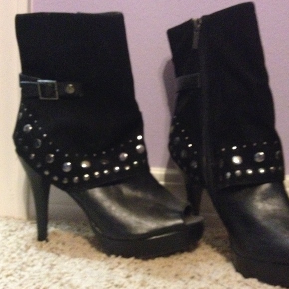Black heeled boots