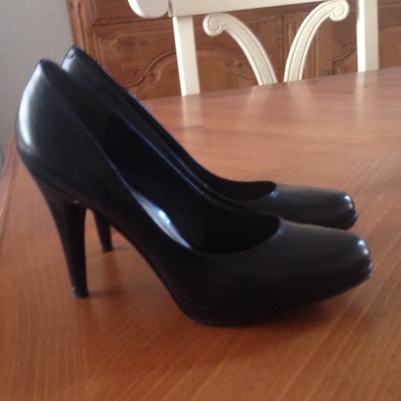 Shoes - Picture 3 of 4