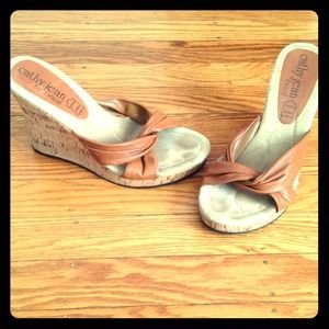 Super cute stappy caramel Cathy Jean wedges