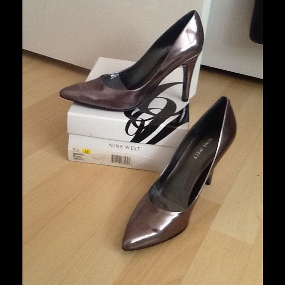 Metallic pointy toe pump by Nine West