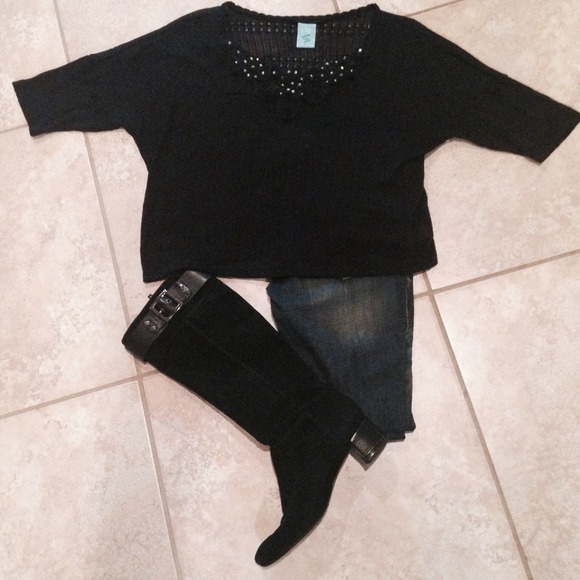 ADORABLE SWEATER W/ EMBELLISHED NECK
