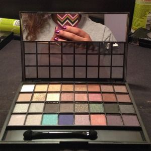 Eye shadow palate