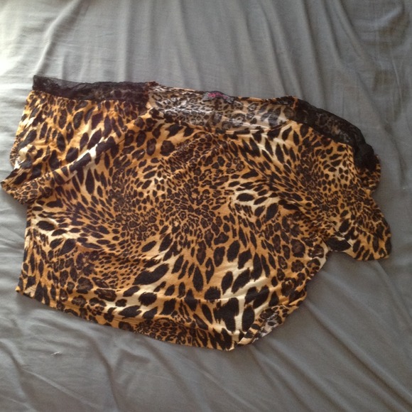Lace & leopard print crop top. - Picture 1 of 3