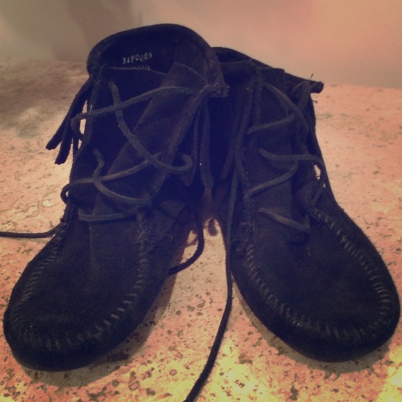 Girls Black Minnetonka
