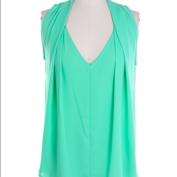 Twisted sleeve top