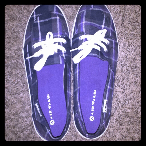 Air walk tennis shoes.