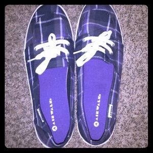 Air walk tennis shoes.