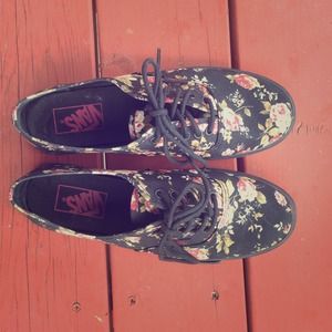 Floral vans🌹🌻🌷🌸💐🌺