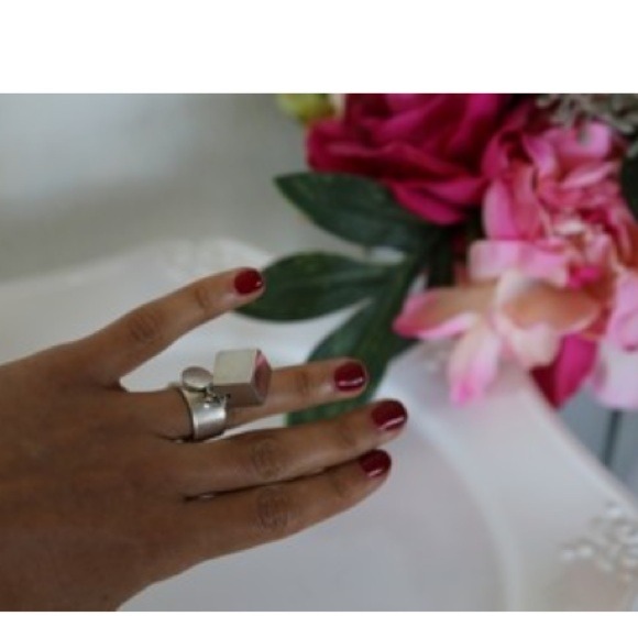 🌟🎀HOST PICK🎀⭐️ Madonna's box design ring - Picture 2 of 3