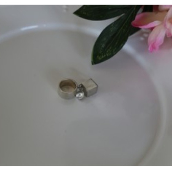 🌟🎀HOST PICK🎀⭐️ Madonna's box design ring - Picture 3 of 3