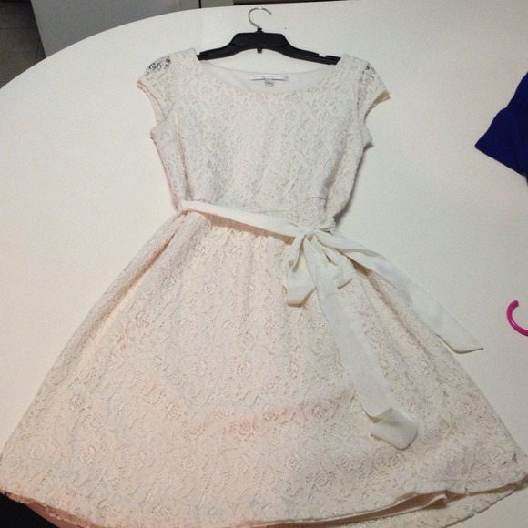 Lauren Conrad LC Size 8 Cream lace dress with Belt