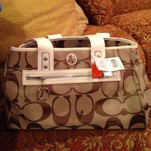 Coach daisy lg tote never been used. Tags on