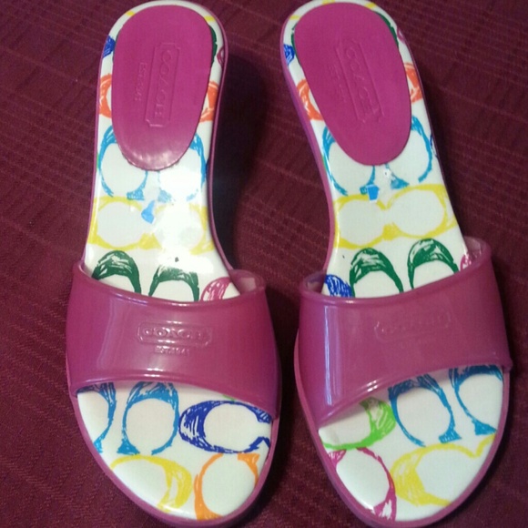 Comfortable coach slippers with a small heel