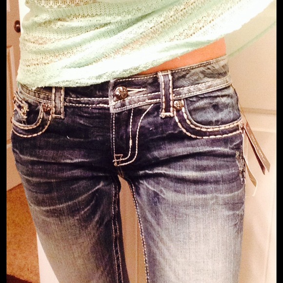 🚫SOLD🚫NEW Miss Me Straight Leg Jeans - Picture 2 of 4