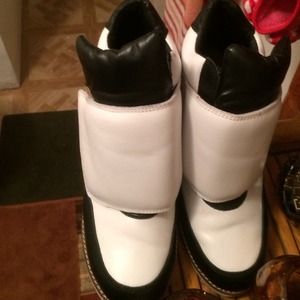 Wedge sneakers. Super cute black and white 👟👗