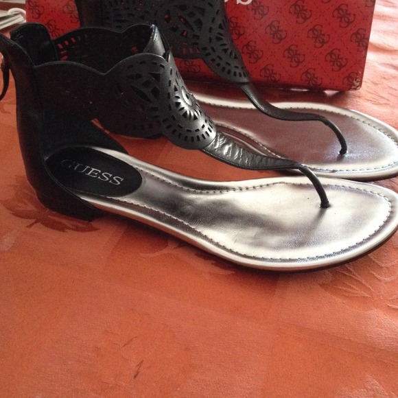 ---SOLD---Guess Rolisa Sandals 8M Black - Picture 1 of 1