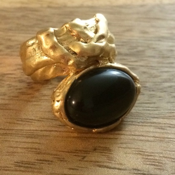 Cabochon Black Onyx and Gold ring